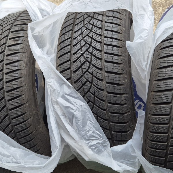 
            215/55R17 Goodyear Pneu GOODYEAR ULTRAGRIP PERFORMANCE+ Renforcé (XL)
    

                        98
        
                    V
        
    
    4x4 SUV

