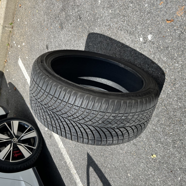 
            225/40R18 Goodyear 
    

                        92
        
                    H
        
    
    Voiture de tourisme

