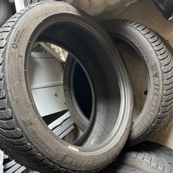 
            225/40R18 Michelin Pilot Alpin 5
    

                        92
        
                    V
        
    
    Samochód osobowy

