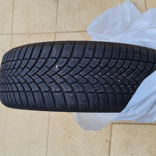 
            215/55R18 Bridgestone BLIZZAK LM005 215/55 R18 99 V Renforcé (XL)
    

                        99
        
                    V
        
    
    Voiture de tourisme

