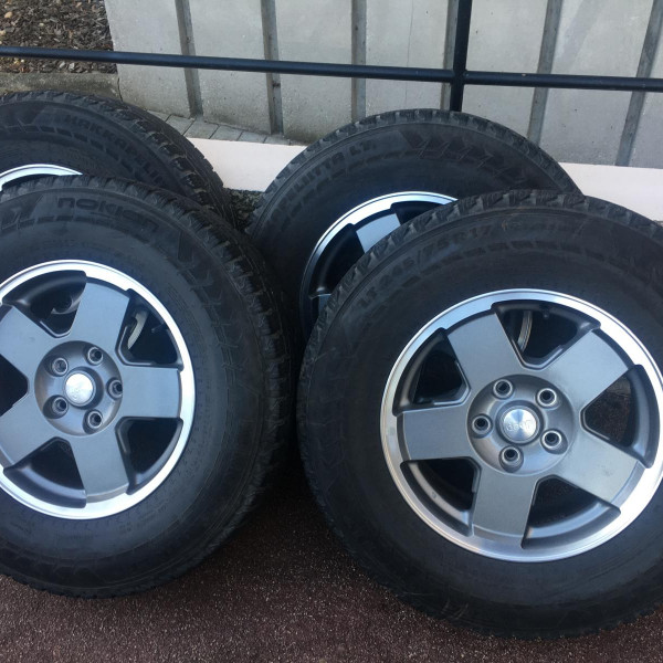 
            245/75R17 Nokian 
    

                        121
        
                    Q
        
    
    Автомобильное колесо

