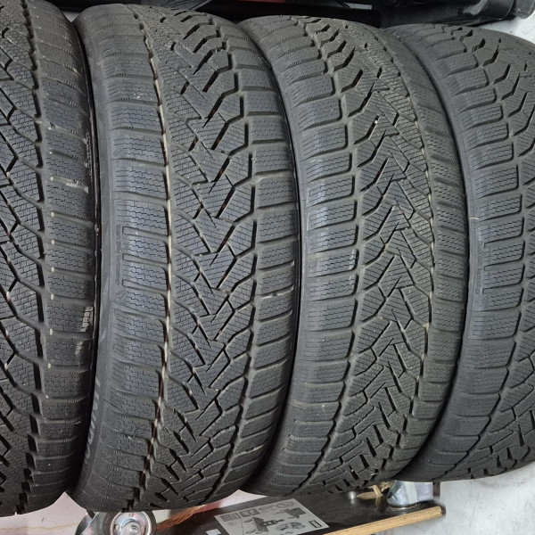 
            215/50R18 Uniroyal WINTER EXPERT
    

                        92
        
                    V
        
    
    Masina de pasageri

