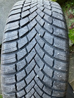 
            205/45R17 Bridgestone 
    

                        88
        
                    V
        
    
    Voiture de tourisme

