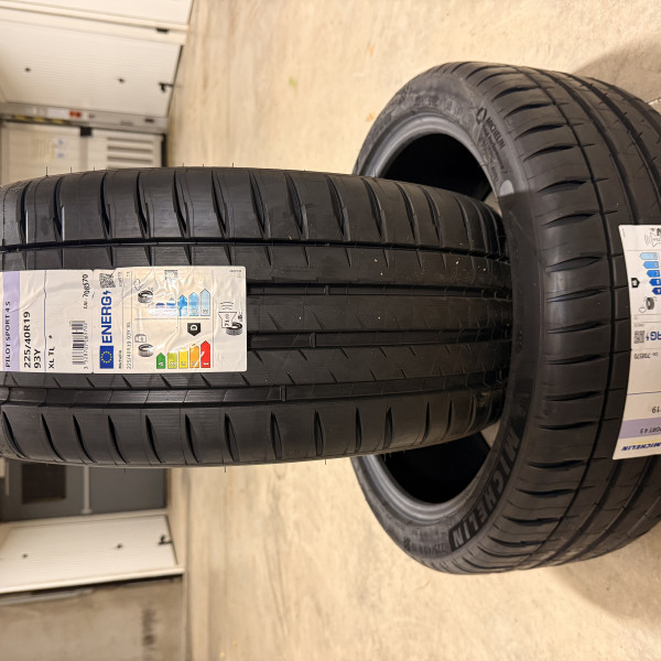 
            225/40R19 Michelin Pilot Sport 4 S
    

                        93
        
                    Y
        
    
    Passenger car

