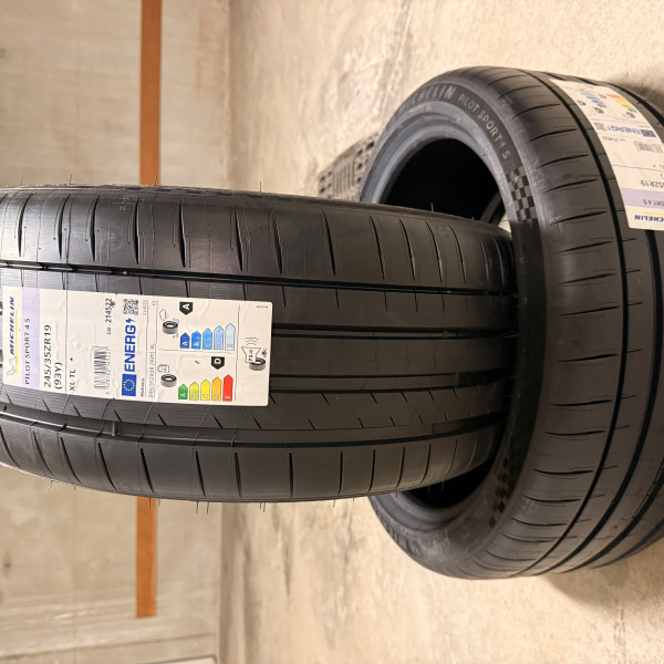 
            245/35R19 Michelin Pilot Sport 4 S
    

                        93
        
                    Y
        
    
    Samochód osobowy

