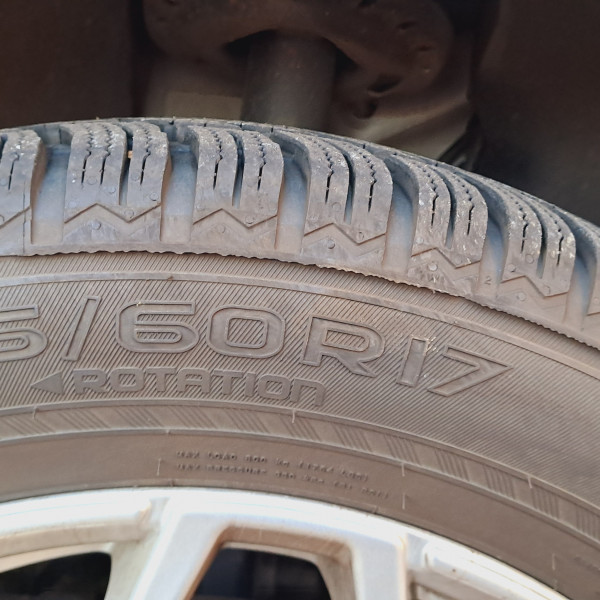 
            215/60R17 Nokian SUV4
    

                        100
        
                    H
        
    
    Koło samochodowe

