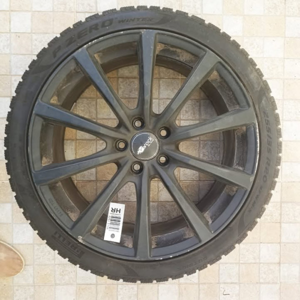 255/35R20 Pirelli P Zero Winter
97
W
Roue de voiture