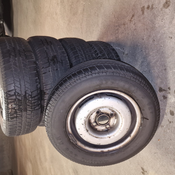 175/70R13 Recauchutada
Car wheel