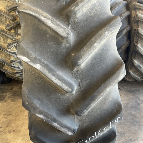 620/65R30 Goodyear STR
Roue motrice