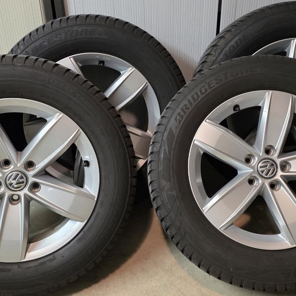 
            215/65R17 Bridgestone Blizzak LM 001
    

                        99
        
                    H
        
    
    Ruota di automobile

