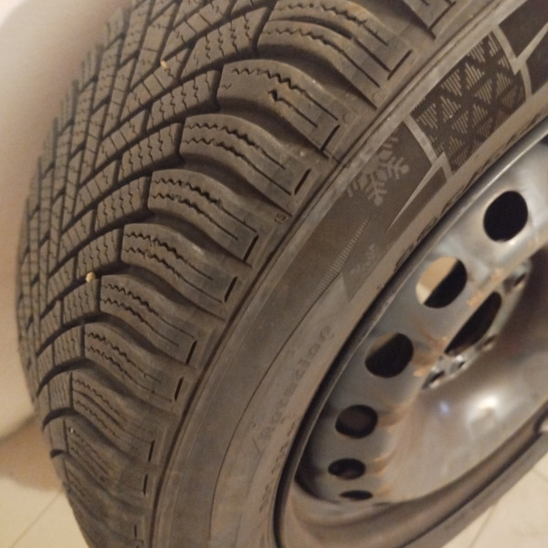 
            205/55R16 Nexen 
    

                        91
        
                    H
        
    
    Ruota di automobile

