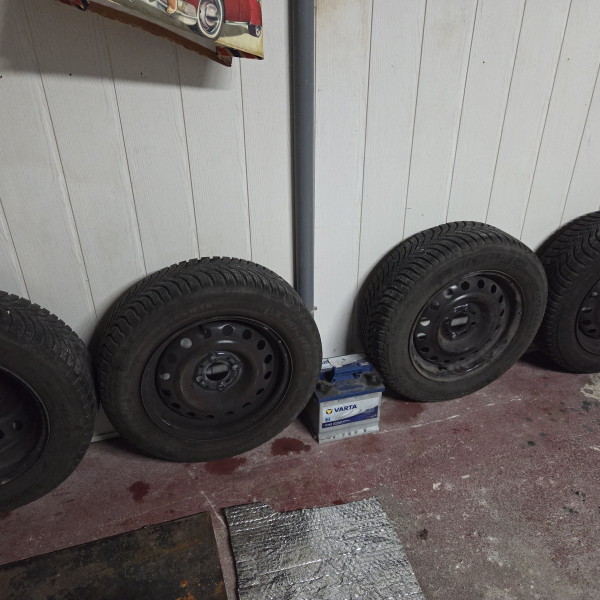 
            175/65R14 Michelin Alpin
    

                        0
        
        
    
    Ruota di automobile


