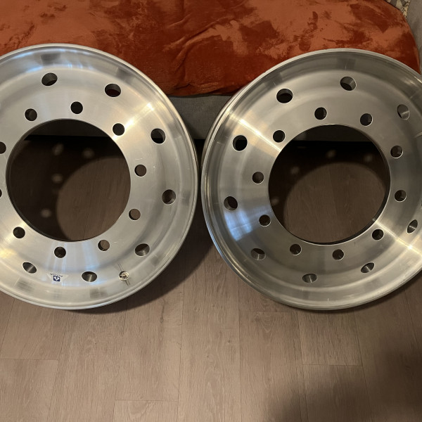     Car rim - Alcoa
