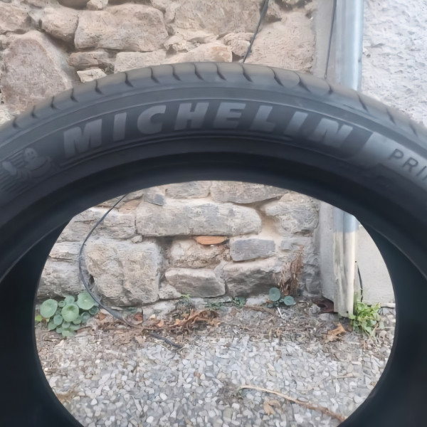 
            235/45R14 Michelin PRIMACY 4
    

                        100
        
                    V
        
    
    4x4 SUV

