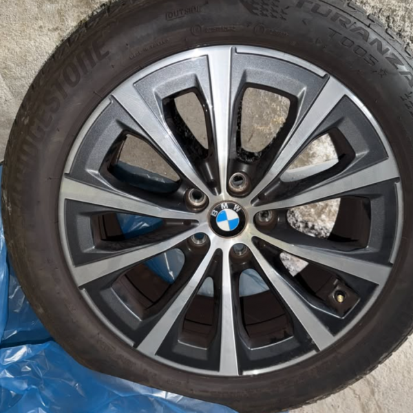 
            225/50R17 Bridgestone 
    

                        98
        
                    Y
        
    
    Roda de carro

