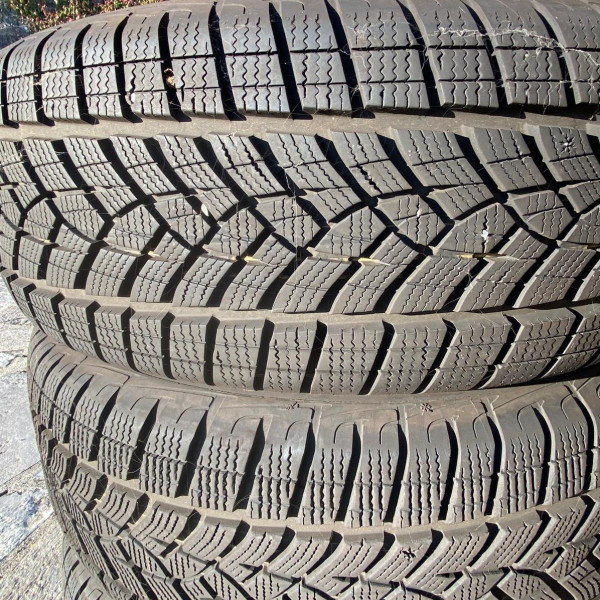 
            235/60R17 Goodyear Ultra Grip
    

                        102
        
                    H
        
    
    टूरिज़्म कार


