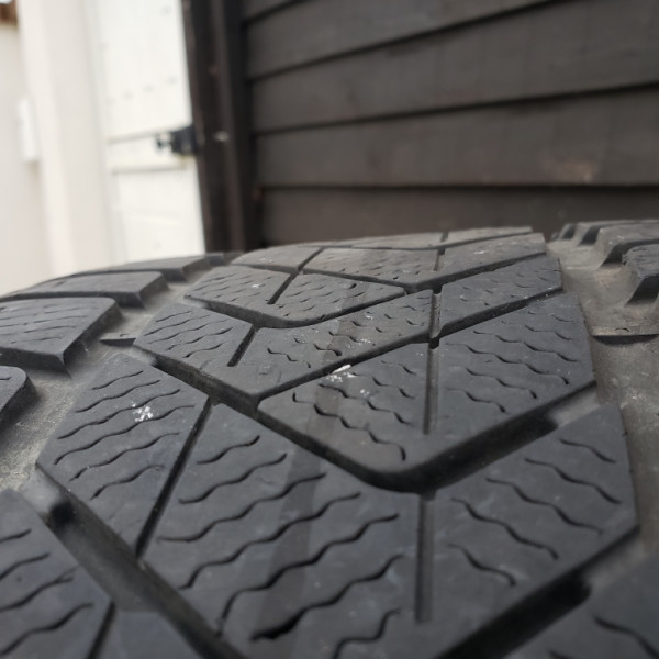 
            275/40R20 Pirelli SOTTO ZERO 3
    

                        106
        
                    V
        
    
    4x4 SUV

