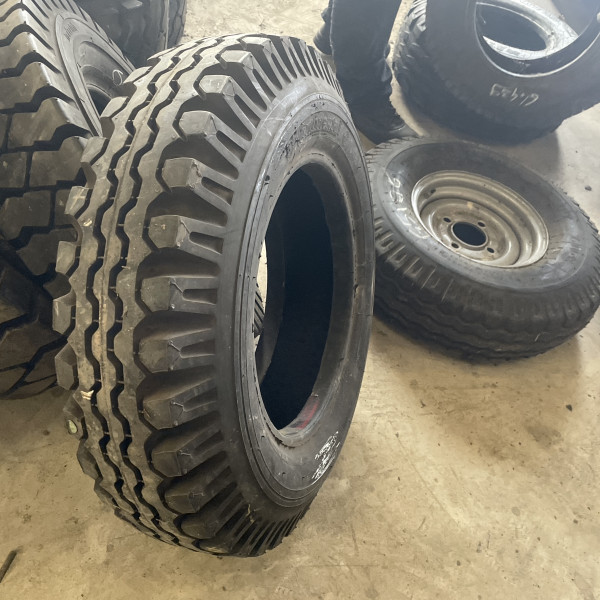 
            200/R15 Continental OCC
    

            
                    12PR
        
    
    Przednie koło ciągnika

