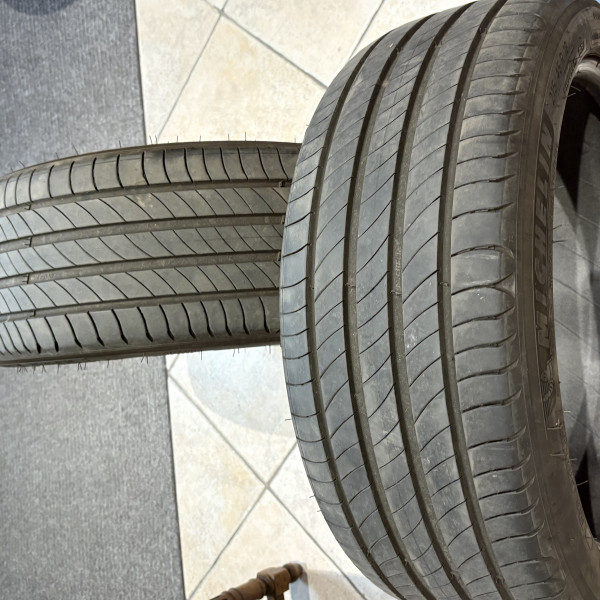 
            215/45R18 Michelin 
    

                        93
        
                    V
        
    
    Coche de turismo

