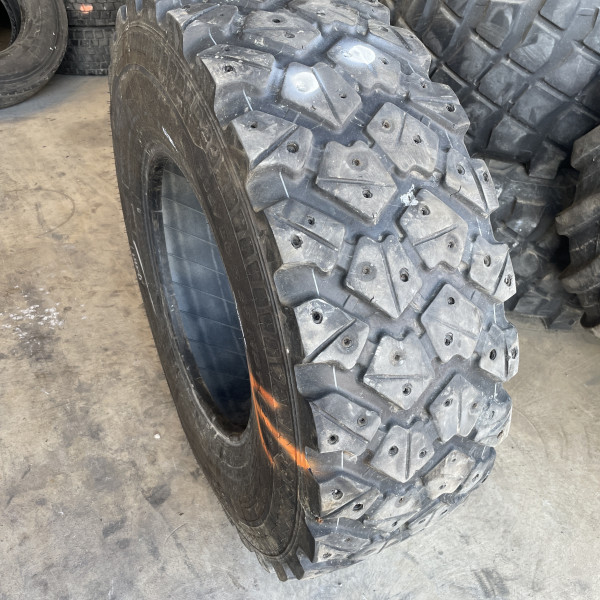 
            335/80R20 Michelin X FORCE OCC  déclouté
    

            
        
    
    Gonfiabile

