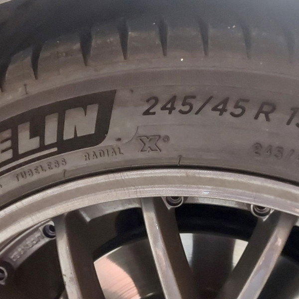 
            245/45R19 Michelin 
    

                        102
        
                    Y
        
    
    Coche de turismo

