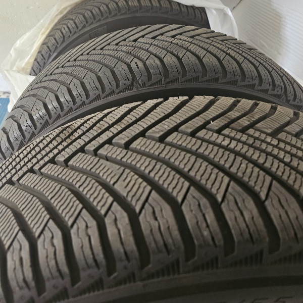 
            215/55R18 Michelin ALPIN 7
    

                        99
        
                    V
        
    
    Personenauto

