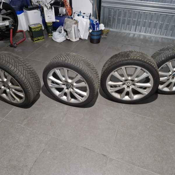 
            225/40R18 Hankook 
    

                        92
        
                    Y
        
    
    Roda de carro

