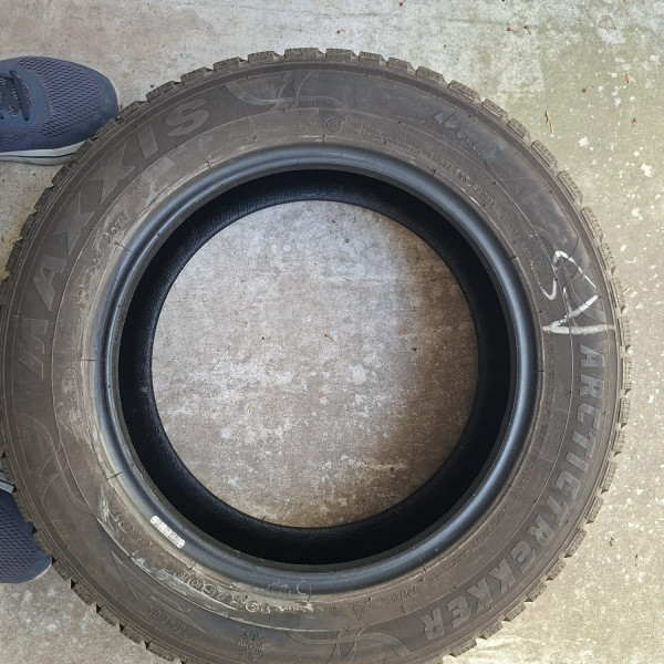 
            195/60R15 Maxxis Maxxis Artic Trekker
    

                        0
        
        
    
    Personenauto

