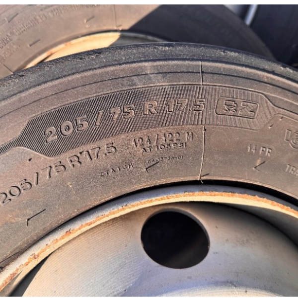 
            205/75R17.5 Michelin 
    

                        124
        
        
    
    Колесо автомобиля

