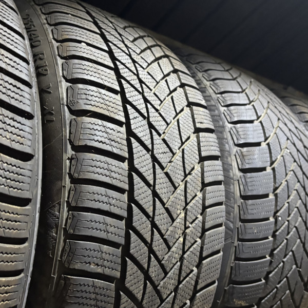 
            235/40R19 Continental 
    

                        96
        
                    V
        
    
    Personenauto

