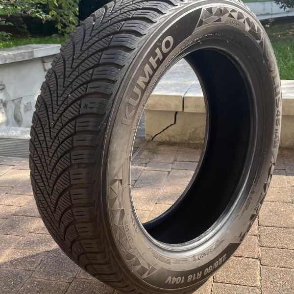 
            225/60R18 Kumho Solus4S HA32
    

                        104
        
                    V
        
    
    Personenauto


