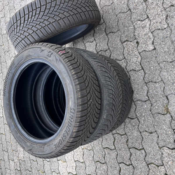 
            205/55R17 Bridgestone BLIZZARD LM005
    

                        95
        
                    V
        
    
    Voiture de tourisme

