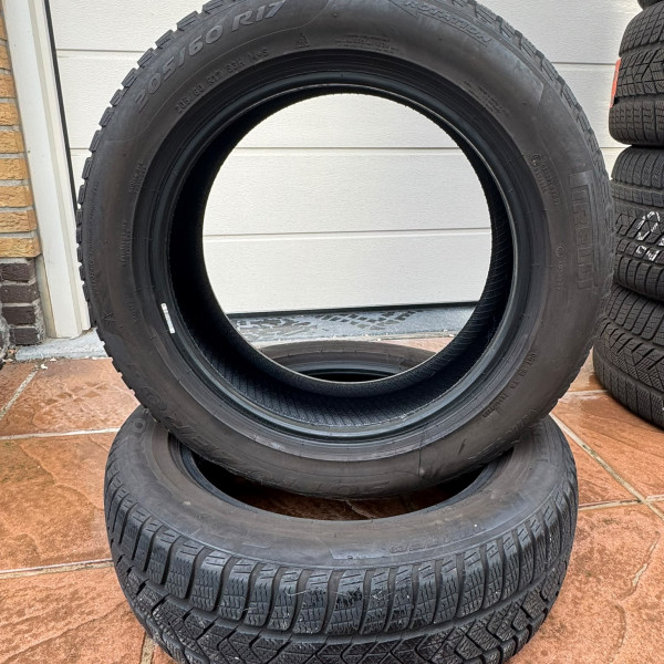 
            205/60R17 Pirelli 
    

                        93
        
                    H
        
    
    Personenauto

