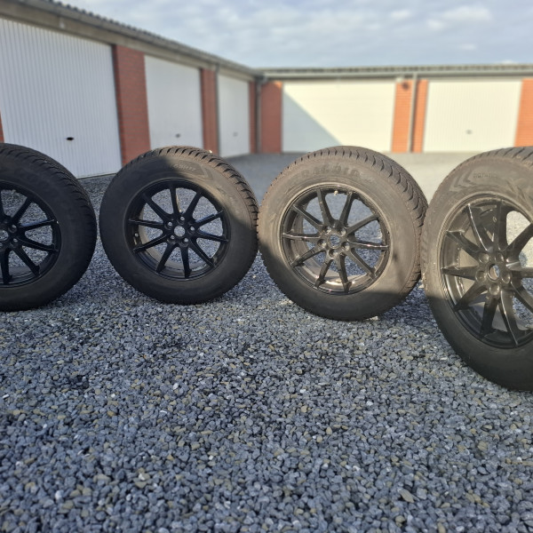 
            235/65R17 Goodyear ULTRAGRIP
    

                        91
        
                    V
        
    
    Personenauto

