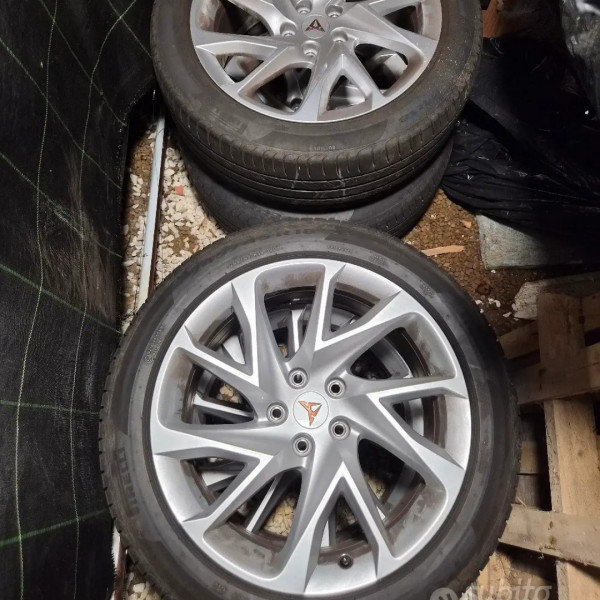 
            245/45R18 Pirelli Powergy
    

                        100
        
                    Y
        
    
    टूरिज़्म कार


