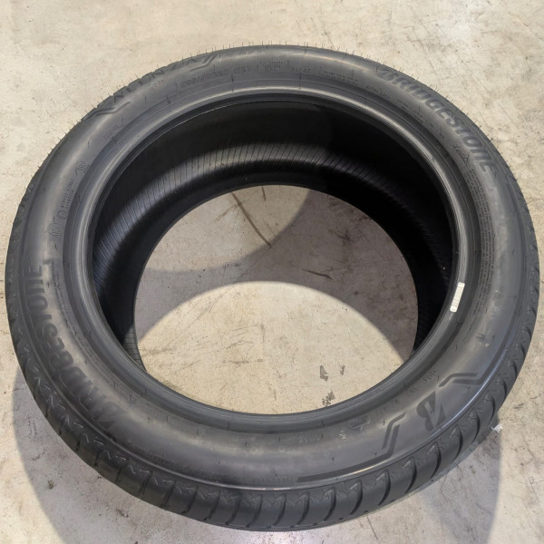 
            305/40R20 Bridgestone Alenza 001*
    

                        112
        
                    Y
        
    
    Personenauto

